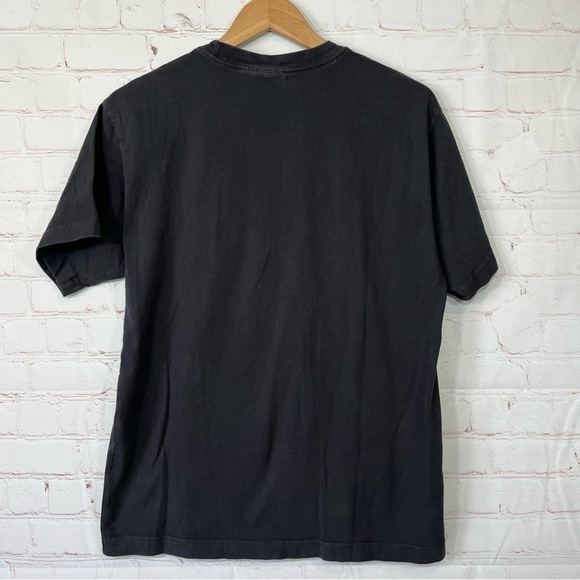 Adidas T Shirt Mens Medium Black Die Market Mit Den 3 Streifen 3 Stripes - Picture 6 of 9